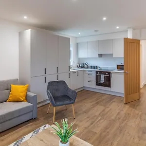 2 Bed 2 Bath Near College, Beach, Hospital - Long Offers Apartment Brighton