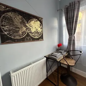 Dana's Holiday home Horley